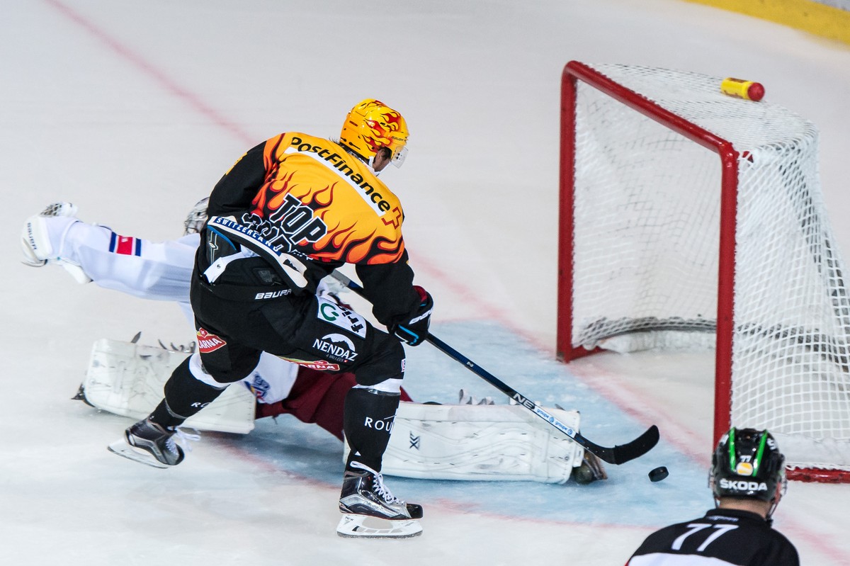 Julien Sprunger bezwingt Martin Gerber – der Kloten-Goalie musste in zwei Spielen 13 Mal hinter sich greifen.