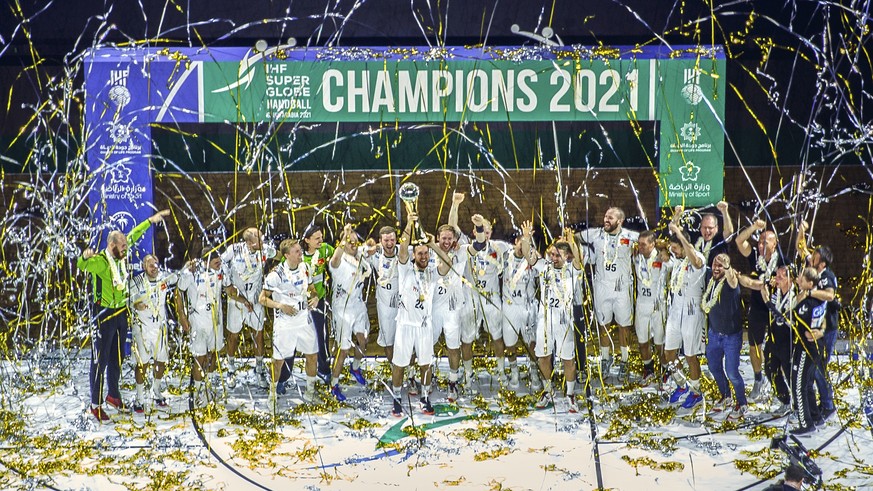 Magdeburg&#039;s platers celebrate after they win against Barcelona and win the 2021 edition of the IHF Men&#039;s Super Globe at King Abdullah Sports City in Jeddah, Saudi Arabia, Saturday, Oct. 9, 2 ...