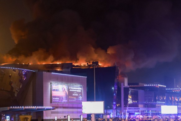 Rauch steigt über dem Krokus-Rathaus in der Stadt Krasnogorsk auf, wo Unbekannte das Feuer eröffnet haben. Die Evakuierung war im Gange.