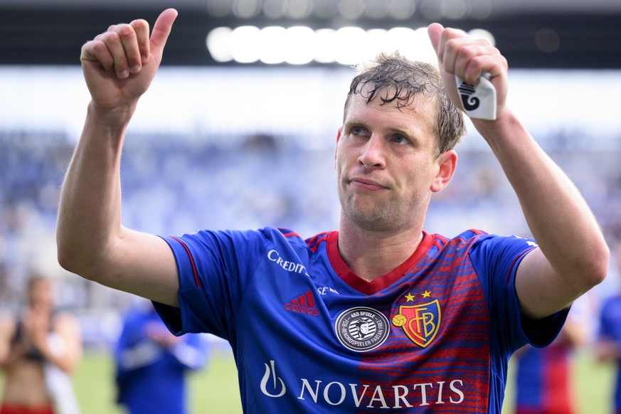 Le milieu balois Fabian Frei salue les fans balois lors de son 453eme match avec le FC Basel a la fin de la rencontre de football de Super League entre le FC Lausanne-Sport, LS, et FC Basel 1893, FCB, ...