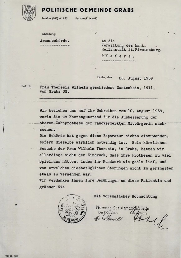 Brief der Gemeinde Grabs vom August 1959. Auf die Bitte, für die Kosten der Aufbesserung von Maria Theresia Wilhelms Zahnprothese aufzukommen, schreibt der Präsident der Armenbehörde von Grabs zynisch ...