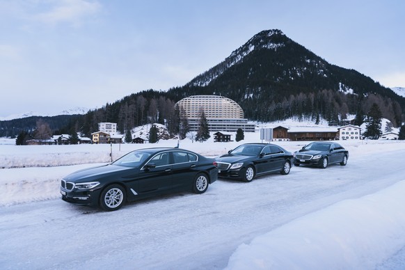 ZU DEN VORBEREITUNGEN AUF DAS WORLD ECONOMIC FORUM, STELLEN WIR IHNEN HEUTE, DIENSTAG, 16. JANUAR 2018, FOLGENDES NEUES BILDMATERIAL ZUR VERFUEGUNG --- Three limousines parked at road, in the backgrou ...