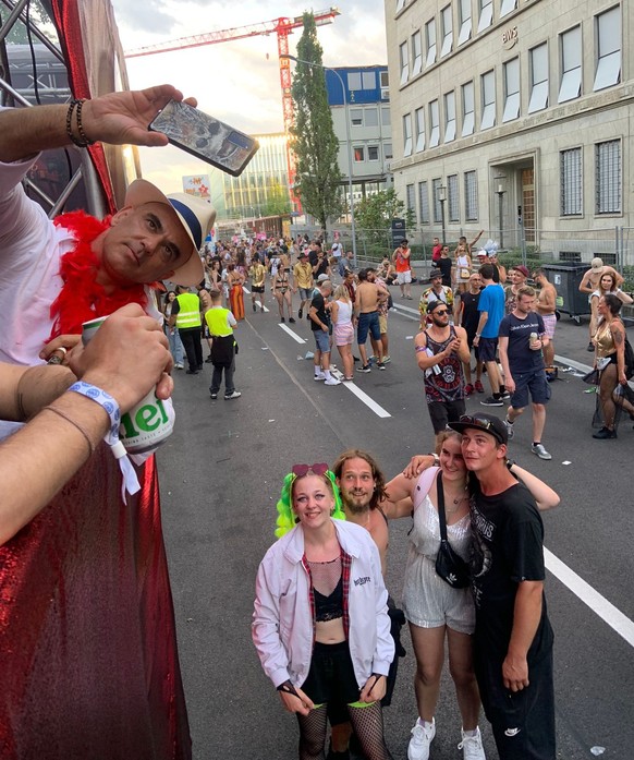 Bundesrat Alain Berset macht an der Street Parade 2023 am Ende des Umzugs mit dem Handy einer Teilnehmerin ein Selfie.