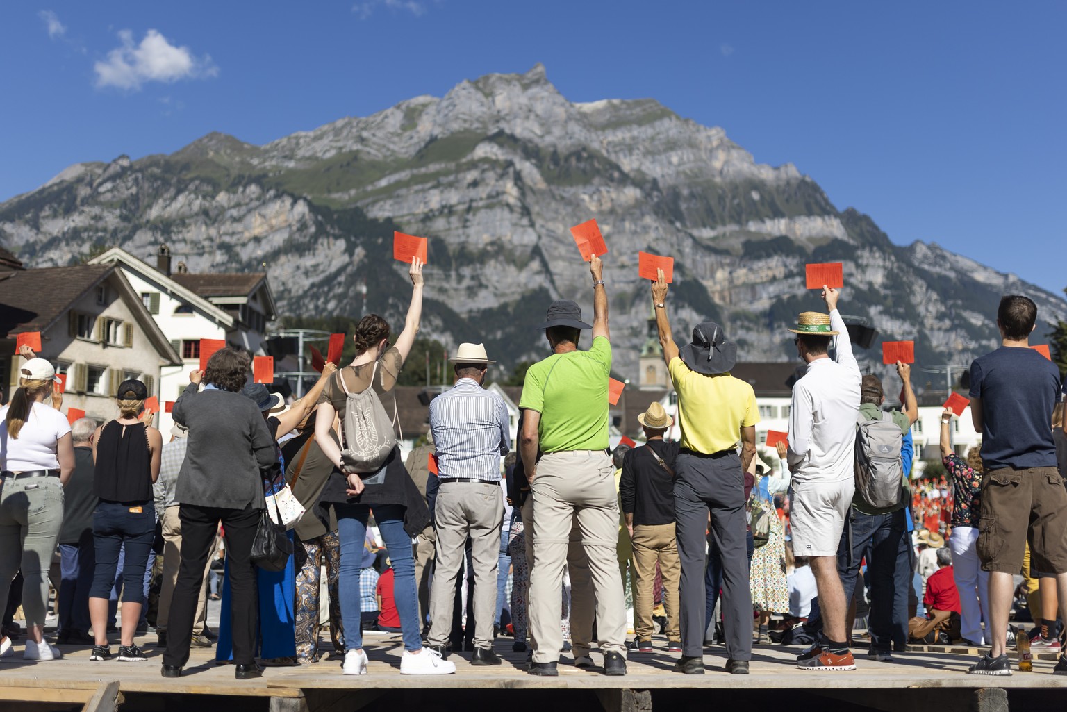 Stimmberechtigte des Kantons Glarus stimmen ueber eine Vorlage ab waehrend der Landsgemeinde des Kantons Glarus am Sonntag, 5. September 2021 in Glarus. (KEYSTONE/Christian Merz)