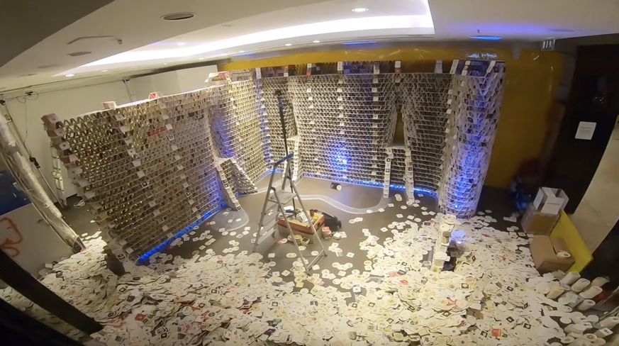 Die Rückwand des Bierdeckel-Hauses. Weltrekord-Versuch von Benjamin Klapper im Rhein-Center in Köln, 10. Dezember 2025.