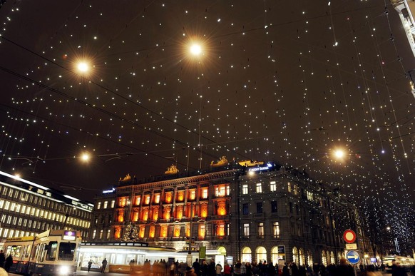 Weihnachtsbeleuchtung Lucy an der Zuercher Bahnhofstrasse am Donnerstag, 24. November 2011. (KEYSTONE/Walter Bieri)