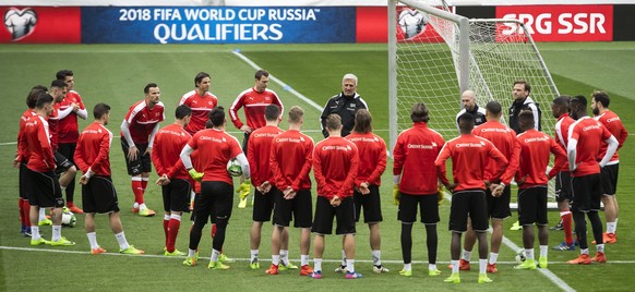 epa05867946 Swiss national soccer team head coach Vladimir Petkovic speaks to his players during a training session at the stade de Geneve stadium, in Geneva, Switzerland, 24 March 2017. Switzerland w ...