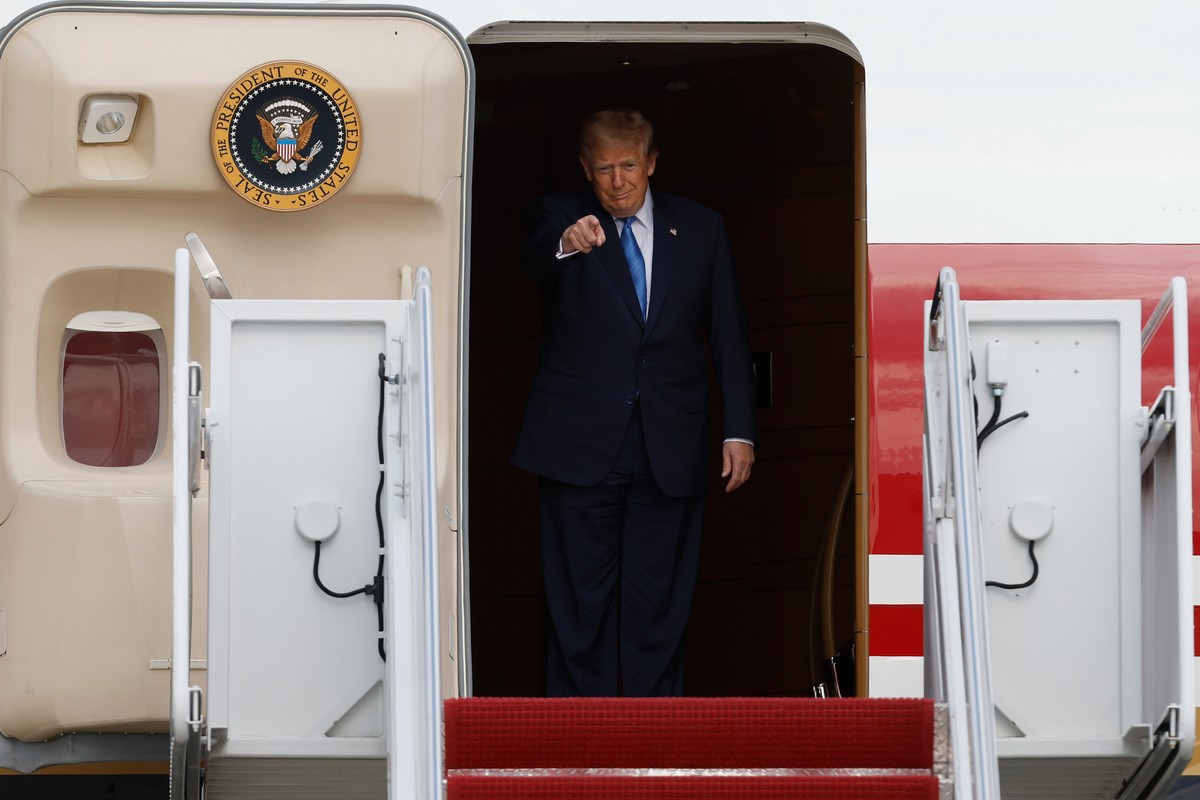 President Donald Trump gestures as he disembarks Air Force One upon his arrival at Joint Base Andrews, Md, Friday, Aug. 28, 2026. (AP Photo/Luis M. Alvarez)
Donald Trump