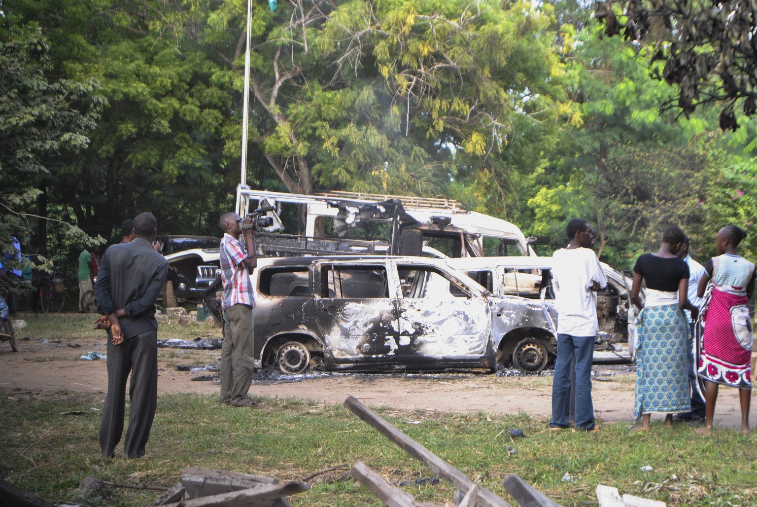 Ausgebrannte Fahrzeuge säumen die Strassen der Küstenstadt&nbsp;Mpeketoni in Kenia nach dem Angriff von somalischen Islamisten.