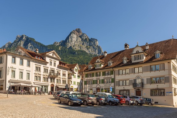 Hauptplatz in der historischen Schweizer Stadt Schwyz mit dem Gipfel des Gro�en Mythen, Kanton Schwyz, Schweiz Der Hauptplatz der historischen Schweizer Stadt Schwyz mit traditionellen Geb�uden und ge ...