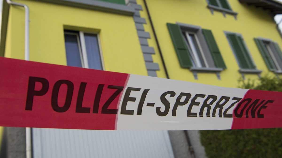 Ein Absperrband der Polizei beim Tatort nach der Schiesserei die ein Todesopfer gefordert hat in Winznau, Solothurn, am Montag, 4. Juli 2016. Laut der Kantonspolizei Solothurn konnte ein Tatverdaechti ...