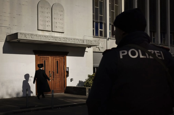 Polizisten bewachten nach dem Attentat den Eingang der Synagoge Agudas Achim in Zürich-Wiedikon.