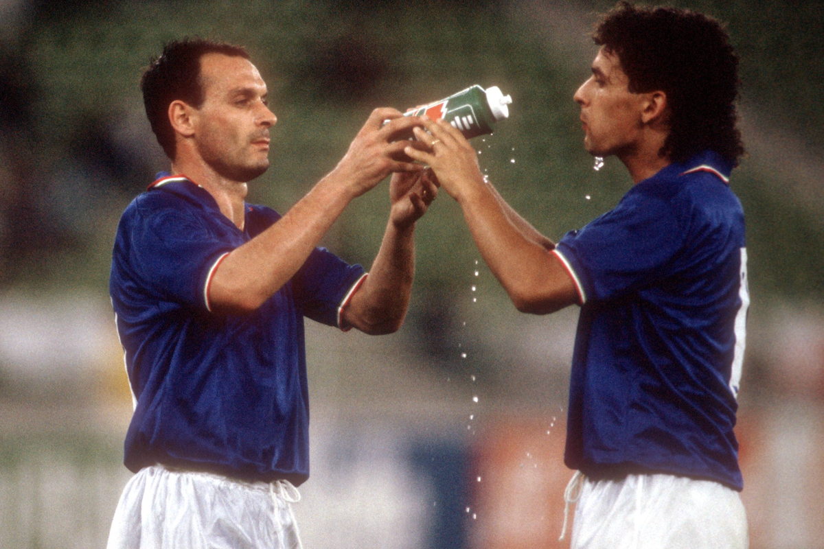 Salvatore Schillaci (li.) und Roberto Baggio (beide Italien) gönnen sich eine Erfrischung Fußball WM Herren Weltmeisterschaft 1990, Länderspiel, Spiel um Platz 3, Vneg Gruppe San Nicola, Sant Nicola B ...