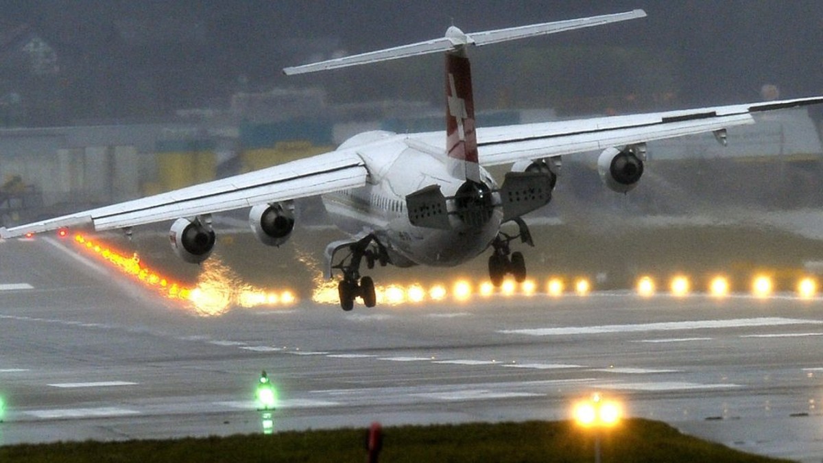 Ein Airbus der Swiss ist auf dem Flug nach Amsterdam von einem Blitz getroffen worden und ist aus Sicherheitsgründen nach Zürich zurückgekehrt. (Symbolbild)
