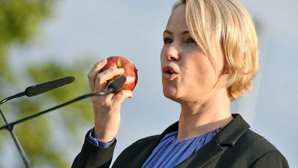 Regierungsraetin Natalie Rickli und der Apfel beim SVP- Wahlauftakt im Zeughausareal in Uster am Donnerstag, 22. August 2019. (KEYSTONE/Walter Bieri)