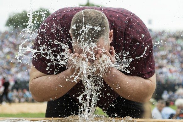 Christian Stucki erfrischt sich beim Brunnen am Unspunnen Schwinget, am Sonntag, 27. August 2017, in Interlaken. (KEYSTONE/Peter Schneider)