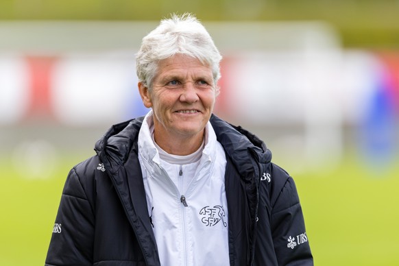 Trainerin Pia Sundhage beim Training der Schweizer Frauen Fussball Nationalmannschaft am Dienstag, 21. Oktober 2025 in der Thermoplan Arena in Weggis. (KEYSTONE/Philipp Schmidli)