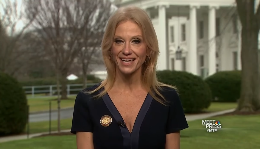 Kellyanne Conway spricht vor dem Weissen Haus zu den Medien.&nbsp;