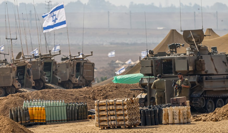 epa10936057 Israeli soldiers prepare for the scenario of ground maneuvers at an undisclosed location near the border with Gaza, in Israel, 24 October 2023. More than 5,000 Palestinians and over 1,400 ...