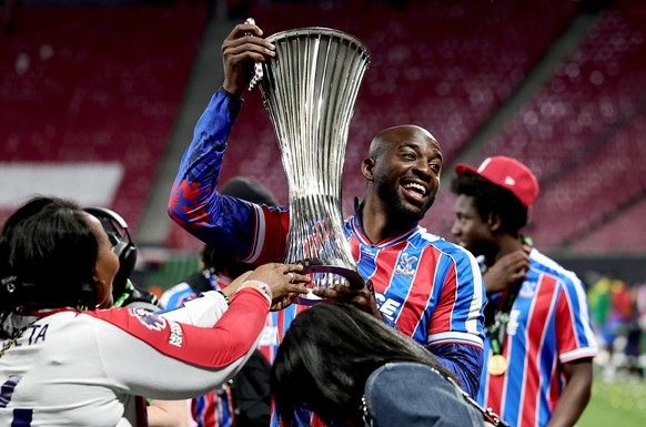 epa12999025 Crystal Palace player Jean-Philippe Mateta celebrates with the trophy after the team won the UEFA Conference League final match Crystal Palace against Rayo Vallecano, in Leipzig, Germany,  ...