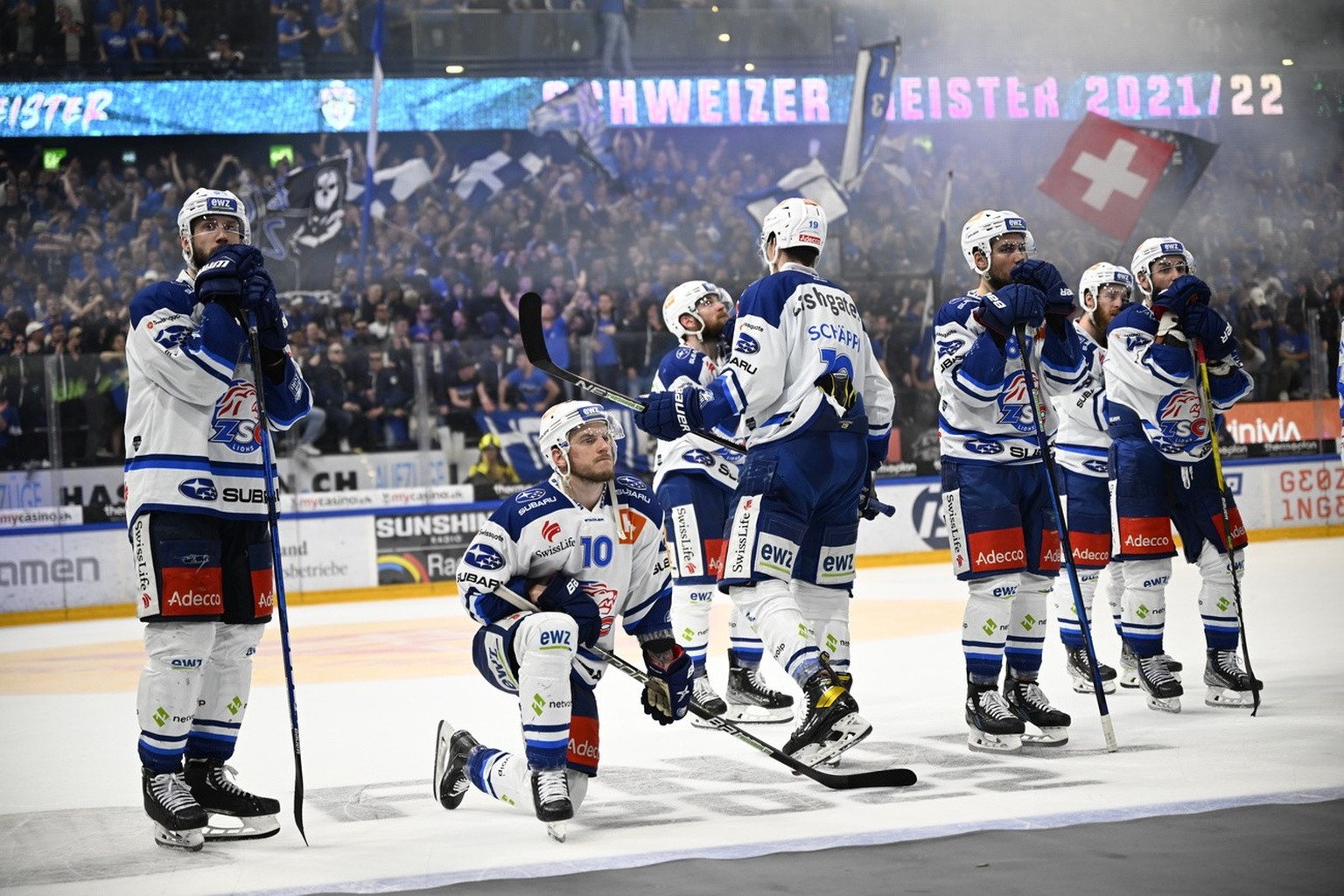 Enttaeuschung bei den Spielern des ZSC nach der Niederlage im siebten Eishockey Playoff-Finalspiel der National League zwischen dem EV Zug und den ZSC Lions, am Sonntag, 1. Mai 2022, in der Bossard Ar ...