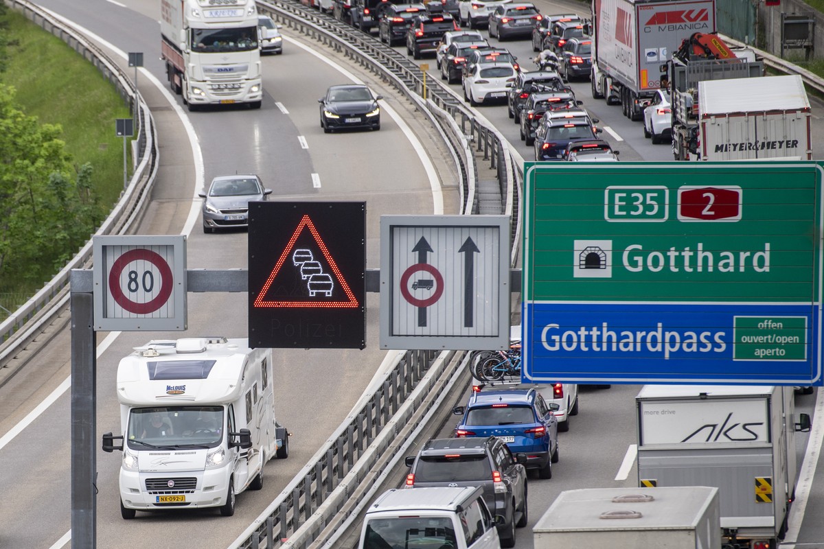 Der Ferienreiseverkehr staut sich auf der Autobahn A2 zwischen Goeschenen und Amsteg auf mehreren Kilometern Laenge, am Freitag, 3. Juni 2022, in Wassen. KEYSTONE/Urs Flueeler)