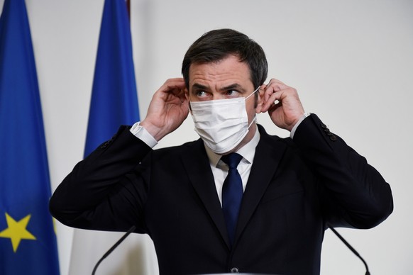 epa08966192 French Health Minister Olivier Veran during a press conference on the time limit for the injection of the second dose of the Pfizer/BioNTech COVID-19 (coronavirus) vaccine, in Paris, Franc ...
