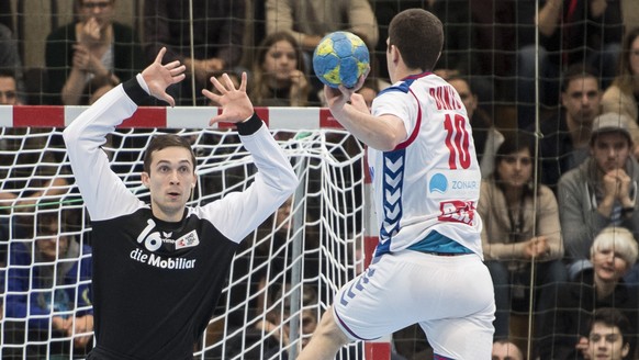 Der Schweizer Nikola Portner, links, spielt um den Ball mit Darko Dukic, rechts, von Serbien am 46. Yellow Cup Handballspiel in Winterthur, aufgenommen am Freitag, 29. Dezember 2017. (KEYSTONE/Ennio L ...