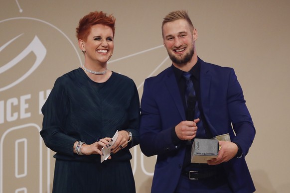 Tristan Scherwey vom SC Bern, Gewinner in der Kategorie Most popular player, neben Moderatorin Steffi Buchli, bei den Swiss Ice Hockey Awards am Freitag, 2. August 2019 in Bern. (KEYSTONE/Peter Klaunz ...