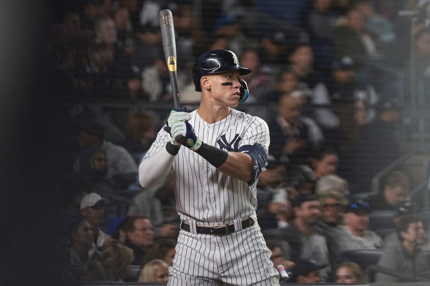 MLB, Baseball Herren, USA Boston Red Sox at New York Yankees Sep 23, 2022 Bronx, New York, USA New York Yankees center fielder Aaron Judge 99 looks on from the undock circle during the seventh inning  ...