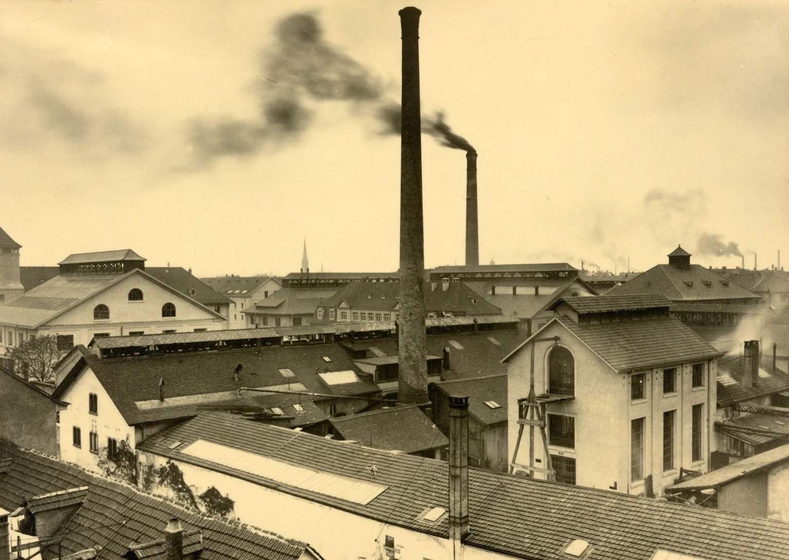 Die Rosental-Fabrik in Basel. Nach dem Konkurs von Johann Jakob Müller-Pack wurde die Fabrik von Johann Rudolf Geigy übernommen. Fotografie um 1921.