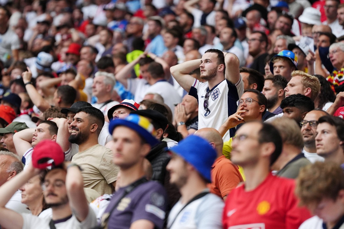 England v Slovakia - UEFA EURO, EM, Europameisterschaft,Fussball 2024 - Round of 16 - Arena AufSchalke England fans react after Phil Foden has a goal disallowed during the UEFA Euro 2024, round of 16  ...