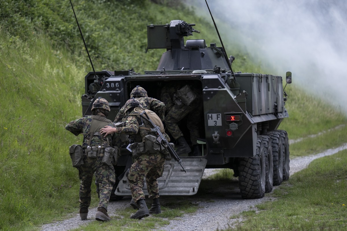 Soldaten des Gebirgsinfanterie Bataillon 29 der Schweizer Armee ziehen sich zurueck mit einem Piranha Radschuetzenpanzer 93, bei einem Gefechtsschiessen, aufgenommen am Dienstag, 27. Mai 2025, in Chur ...