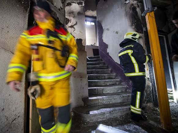 Feuerwehrleute an der Arbeit im vom Brand besch
