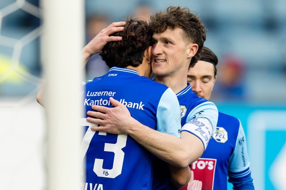Pius Dorn (FCL), Mitte, und Lucas Ferreira (FCL), links, bejubeln das Tor zum 3:0 im Fussball Meisterschaftsspiel der Swiss Super League zwischen dem FC Luzern, FCL, und dem FC Lausanne-Sport, LS, am  ...