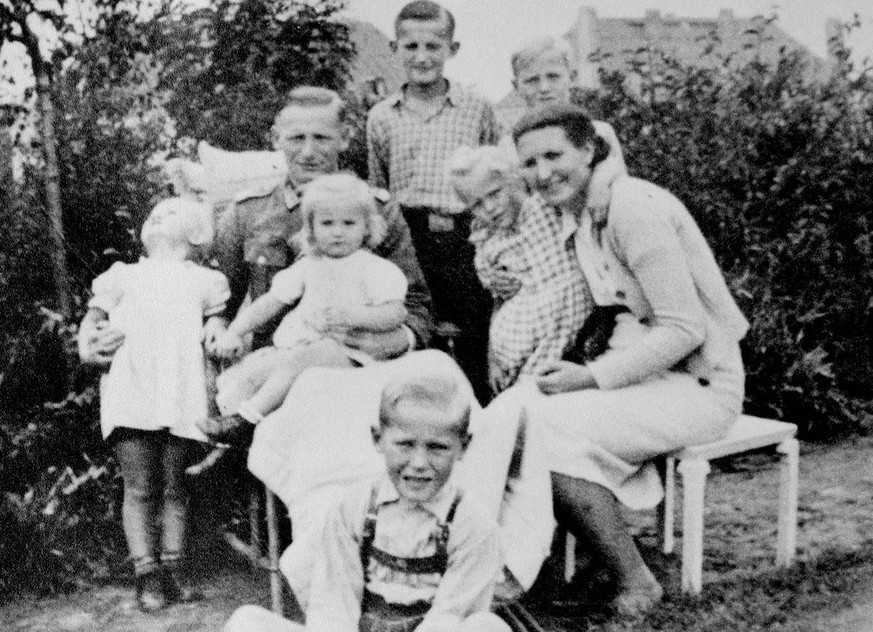 Hilde und Andreas Bonhage mit ihren sechs Kindern im Garten in Posen, Oktober 1943.