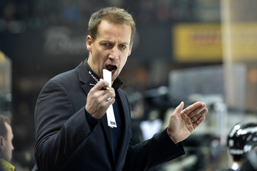 Der Berner Trainer Antti Toermaenen gestikuliert in der Eishockey National League A Partie zwischen dem SC Bern und dem EHC Biel, am Freitag 22. November 2013, in der PostFinance Arena in Bern. (KEYST ...