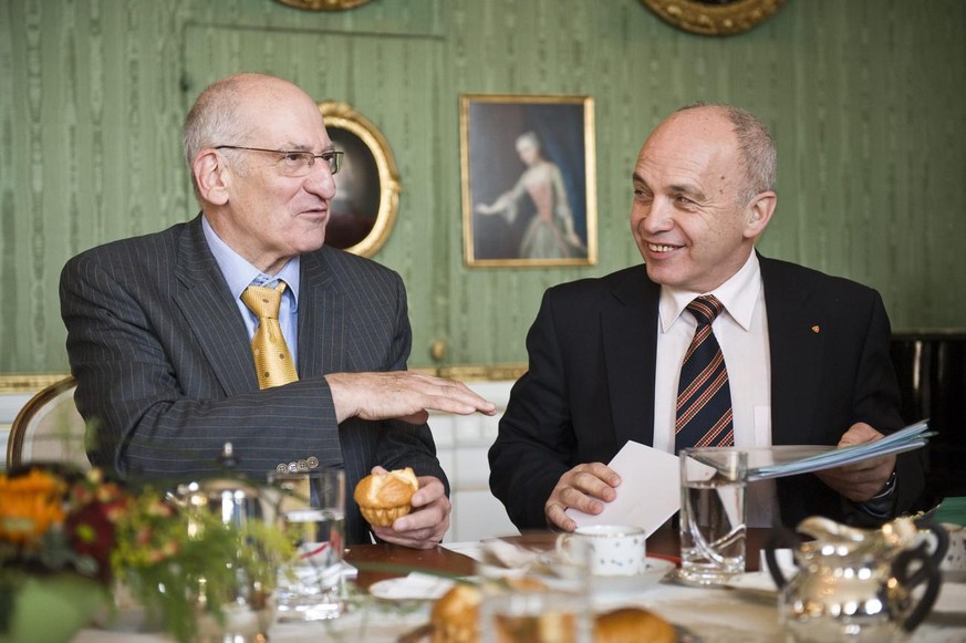 Bundesrat Pascal Couchepin unterhält sich mit Bundesrat Ueli Maurer vor dem Beginn der Von-Wattenwyl-Gespräche. (2009)