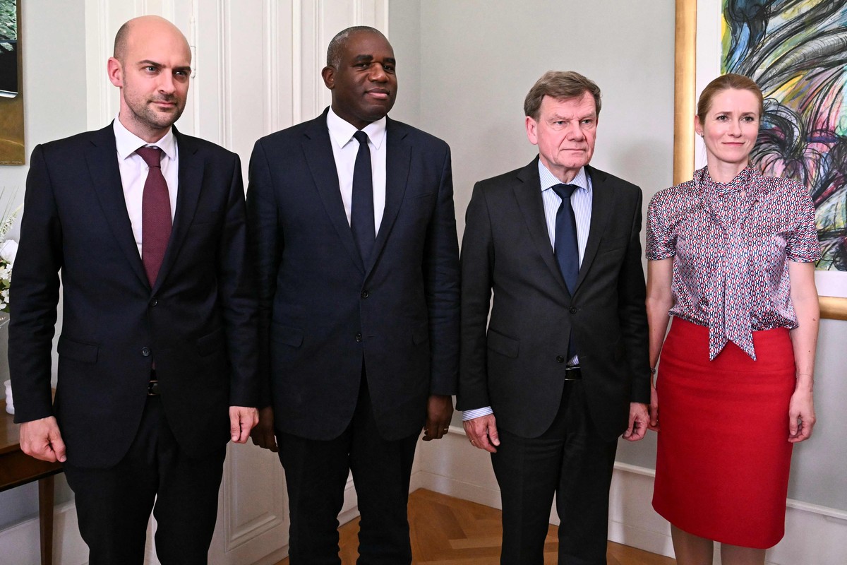 epa12187374 (L-R) France's Minister for Europe and Foreign Affairs Jean-Noel Barrot, Britain's Foreign Secretary David Lammy, Germany's Foreign Minister Johann Wadephul and High Represe ...