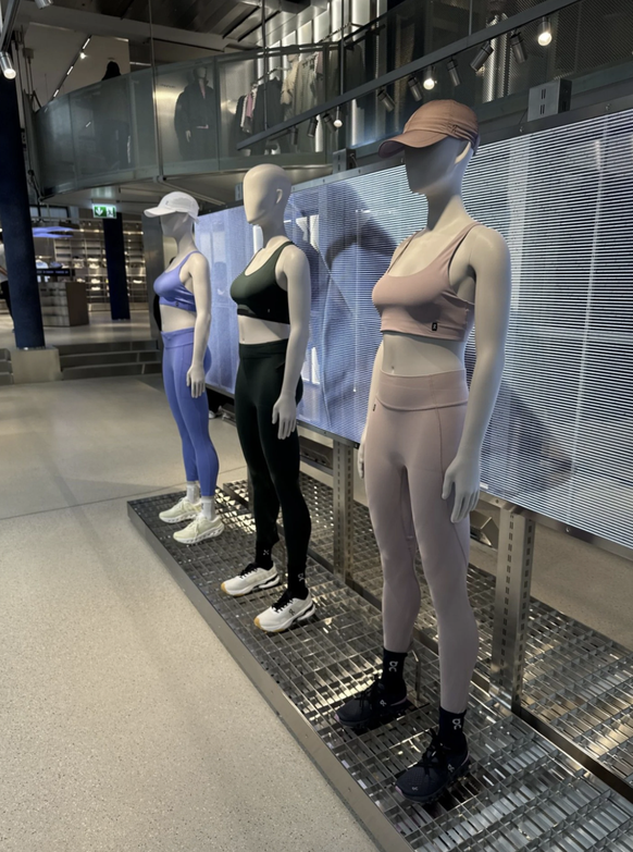 Large-Grössen? Bei den weiblichen On-Mannequins und im Regal Fehlanzeige.
