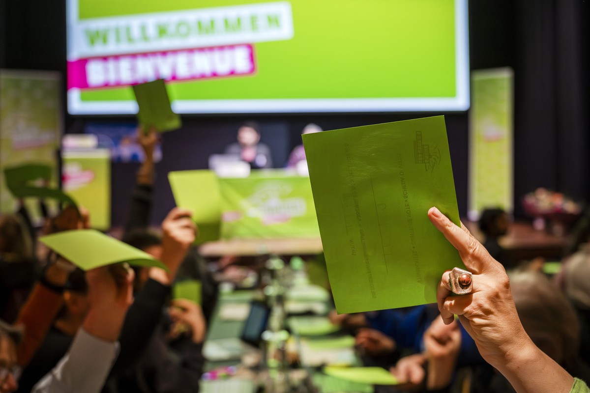 KEYPIX - Eine Abstimmung an der Delegiertenversammlung der Gruenen Schweiz in Liestal, am Samstag, 21. Maerz 2026. (KEYSTONE/Georgios Kefalas)