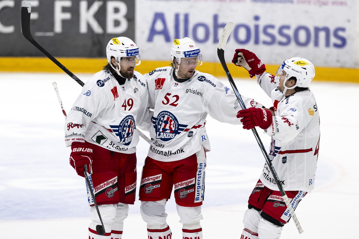 Philip Holm (SCRJ), Mitte, jubelt nach seinem Tor zum 2-1 mit seinem Teamkollegen Victor Rask (SCRJ), links, und Pontus Aberg (SCRJ), rechts, beim Eishockey Meisterschaftsspiel der National League A z ...