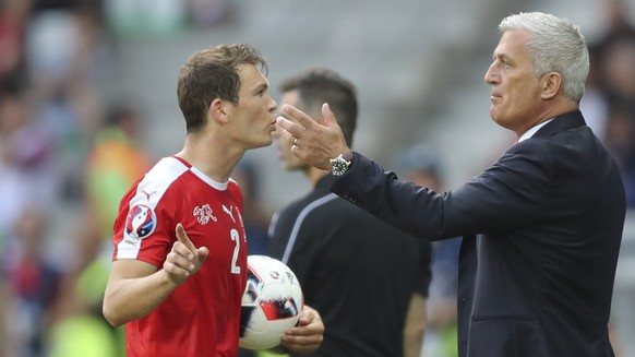 Switzerland coach Vladimir Petkovic talks with Switzerland&#039;s Stephan Lichtsteiner during the Euro 2016 round of 16 soccer match between Switzerland and Poland, at the Geoffroy Guichard stadium in ...