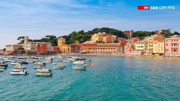 Die idyllische Bucht der Stille (Baia del Silenzio) von Sestri Levante, wo bunte Fassaden und traditionelle Fischerboote eine zauberhafte Kulisse bilden.