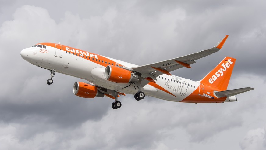 HANDOUT - Eine Maschine der Airline EasyJet in der Luft, am 13. April 2015. Der britische Billigflieger Easyjet will seinen Hoehenflug am Flughafen Basel-Muelhausen fortsetzen: Fuer das laufende Jahr  ...