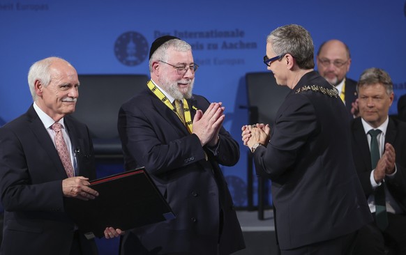 epa11328642 Rabbi Pinchas Goldschmid (C) receives the Charlemagne Prize (Karlspreis) next to the Chairman of the Board of Directors of the Charlemagne Prize Society Juergen Linden (L), Mayor Sibylle K ...