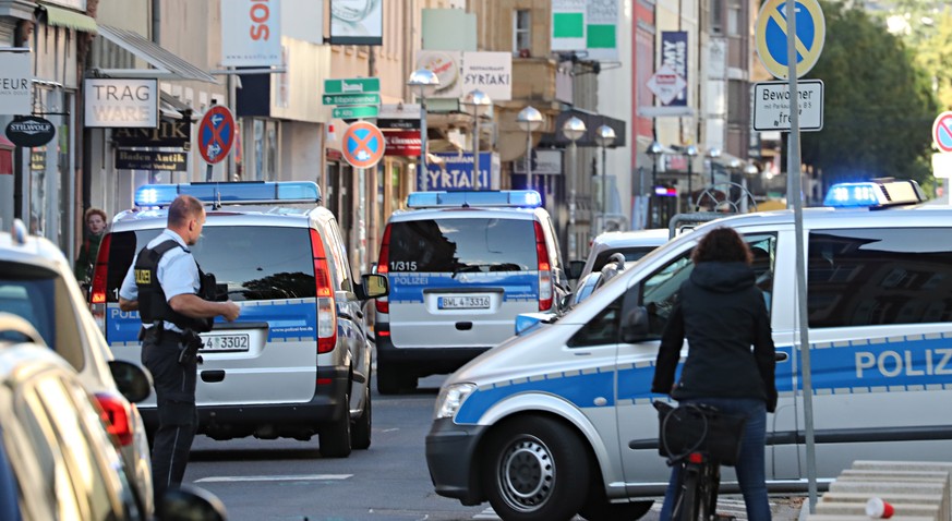 epa07061970 Police cars believed to carry suspects from a hearing before a magistrate leave the Federal Supreme Court of Justice (BGH) in Karlsruhe, Germany, 01 October 2018. According to reports, six ...