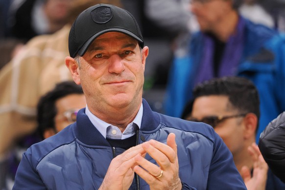 NBA, Basketball Herren, USA New Orleans Pelicans at Sacramento Kings Mar 6, 2023 Sacramento, California, USA Oakland Athletics owner John Fisher claps after the game between the Sacramento Kings and N ...