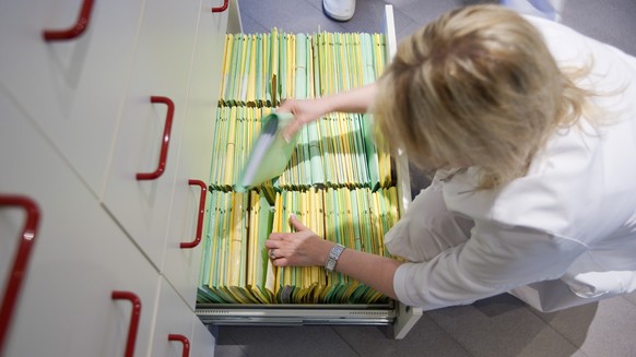 ARCHIV --- ZUR EINFUEHRUNG DES ELEKTRONISCHEN PATIENTENDOSSIERS STELLEN WIR IHNEN FOLGENDES BILD ZUR VERFUEGUNG --- Andrea Kaeser, medizinische Praxisassistentin (MPA) in der Arztpraxis von Hansueli S ...