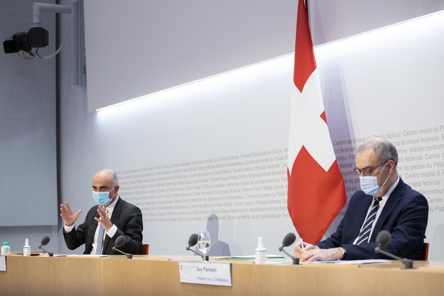 Bundesrat Alain Berset spricht neben Bundespraesident Guy Parmelin, waehrend einer Medienkonferenz des Bundesrates zur aktuellen Lage im Zusammenhang mit dem Coronavirus, am Mittwoch, 24. Februar 2021 ...